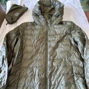Uniqlo pufftech and ultra light down jacket in olive colour